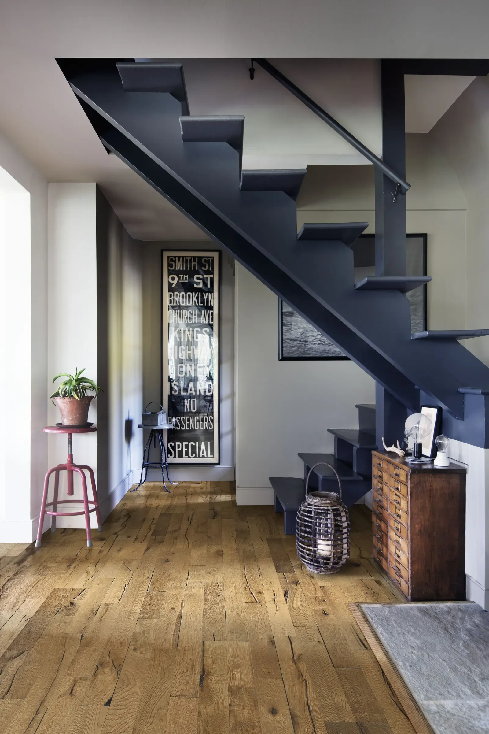 Oak Decorum. Lối vào phong cách công nghiệp với sàn sồi mộc mạc, cầu thang tối màu và đồ trang trí cổ điển.