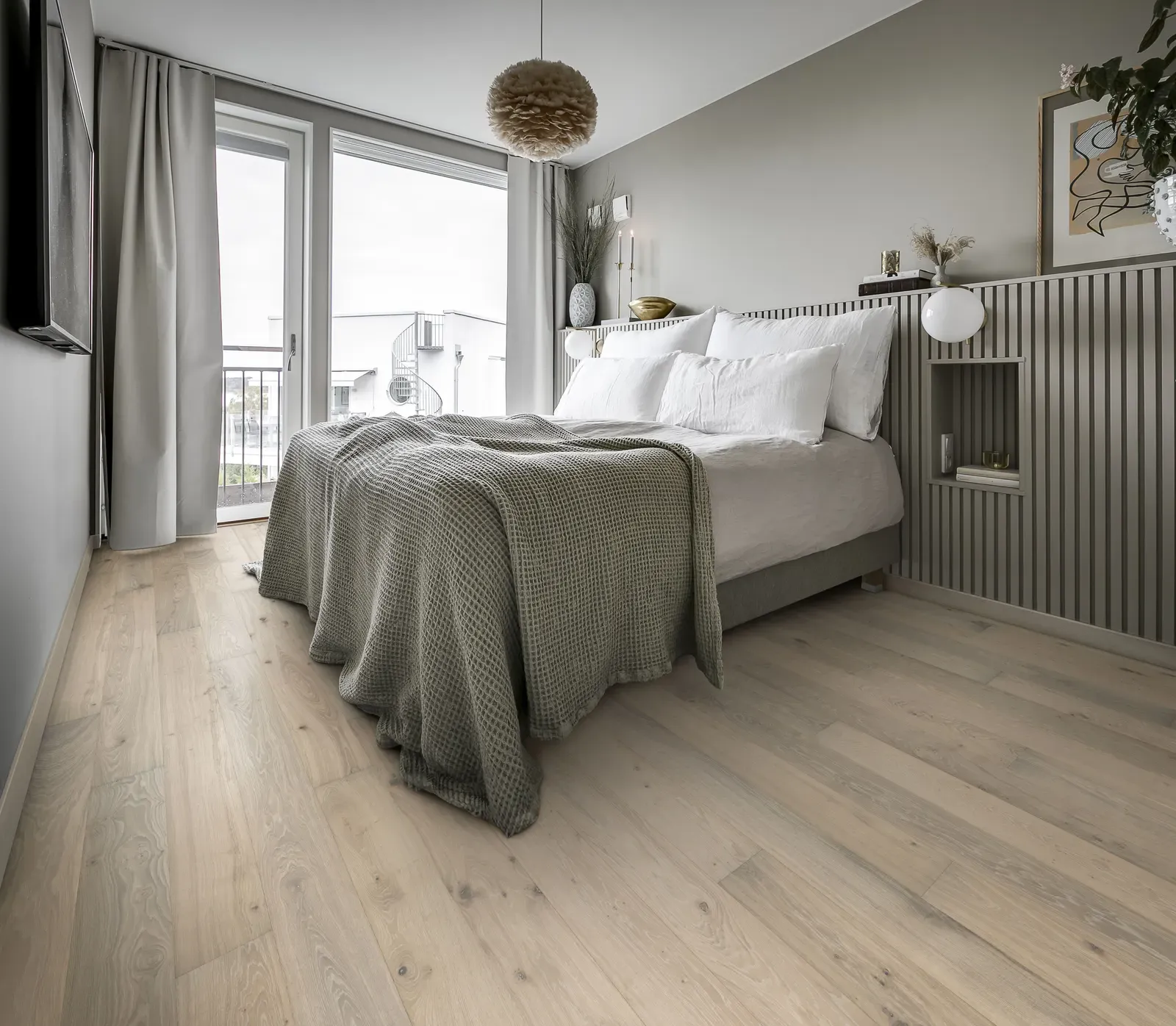The bedroom is your private oasis, a space where comfort and serenity are paramount. When choosing the floor for your bedroom, prioritize materials that offer softness, warmth, and visual appeal.