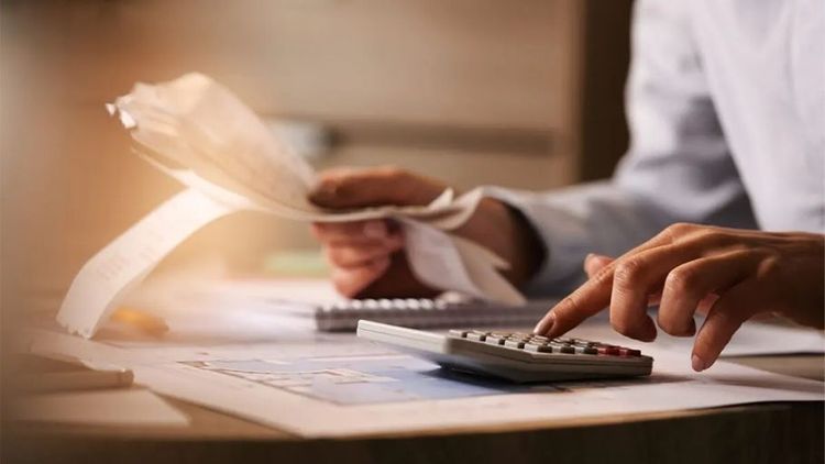 Sai lầm tài chính pháp lý gồm thiếu dự phòng, thay đổi thiết kế và vi phạm quy định gây tăng chi phí, chậm tiến độ