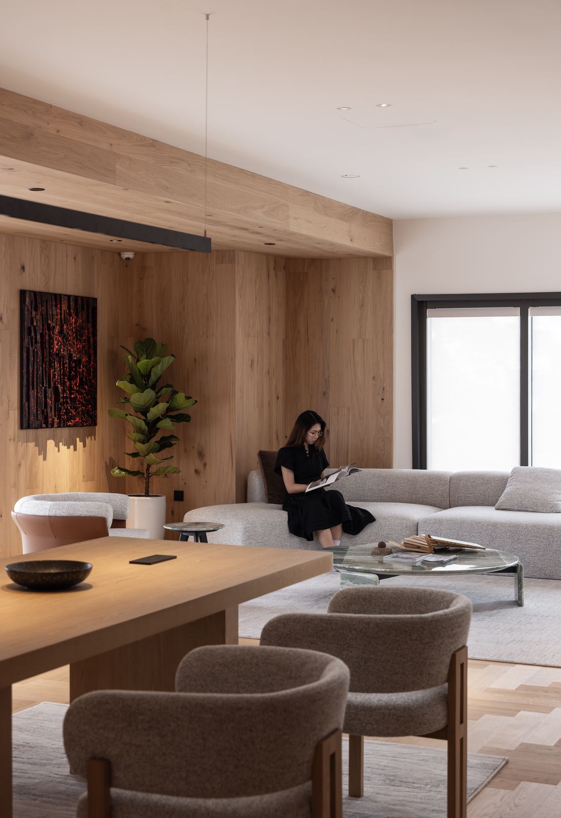 Bàn tư vấn nhìn về khu sofa